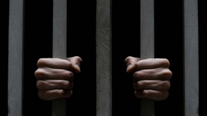 Заключенные обеспечены за решеткой всем: мобильными телефонами, наркотиками и алкоголем