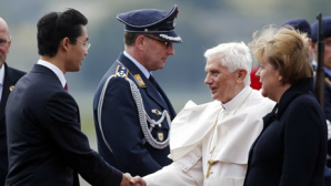 Берлинцы встретили Папу Бенедикта XVI массовыми протестами