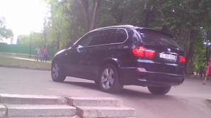 Водитель BMW X5 припарковал машину в сквере Кафедрального собора