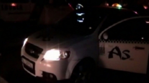 Таксисту угрожали отверткой и избили