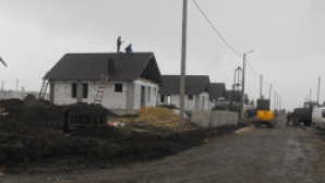 Фирмы, строившие дома для постардавших от наводнений в Котул Морий, не получают денег от правительства