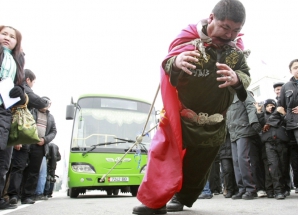 35-летний Нурлан Алишеров из Кыргызстана протащил 12-тонный автобус 33 метра зубами