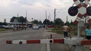 На всех железнодорожных переездах будут установлены шлагбаумы