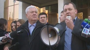 Коммунисты на пикете: "Альянс - в отставку!". Гимпу: "Шли бы вы все домой! Победа!"