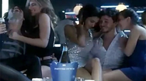 (ВИДЕО) Аргентинские рекламщики придумали способ избежать неприятных снимков в клубах и барах 