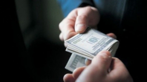 Полицейские из Чадыр-Лунги вымогали 1000 долларов