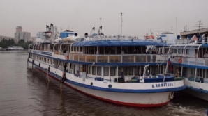 В Москве загорелся теплоход "Анна Ахматова"