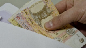 Долой парламент, но не деньги: коммунисты ежемесячно получают зарплаты, несмотря на заявления о нелегитимности парламента   