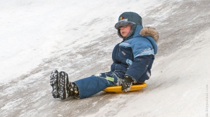 Снег, приносящий радость: Десятки детей проводят выходные на горках