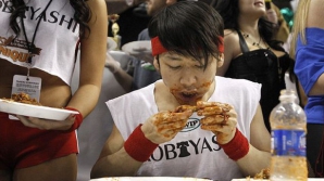 Японец Такеру Кобаяси стал чемпионом по скоростному поеданию куриных крылышек