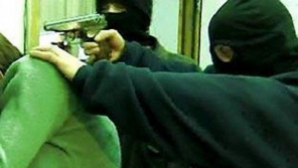 На молодого человека напали на лестничной клетке: Воры забрали пакет с едой