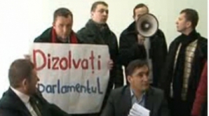 ПКРМ не унимается: группа коммунистов протестовала в парламентской комиссии по национальной безопасности