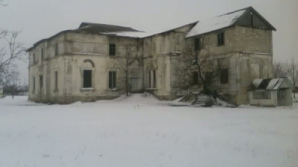 В селе Гура Быкулуй находятся руины особняков, забытых государством