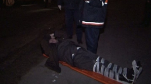 Алкоголь "стирает" зебру: двое мужчин оказались в больнице после того, как их сбила машина   