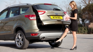 Новый Ford Kuga научился открывать багажник «пинком под зад» 