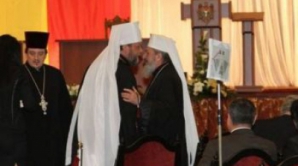 «Первое чудо» президента. Митрополиты Владимир и Петр обнялись по-братски