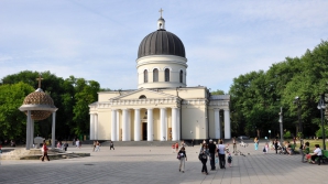 Кишинев готовится к Пасхе: Церкви обеспечат подсветкой, а транспорт будет курсировать на час дольше