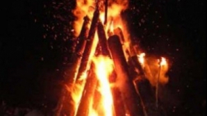 Не отказались от традиции: молодежь жгла покрышки в пасхальную ночь
