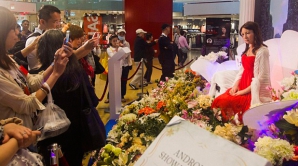 (ВИДЕО) Девушка-робот дала первый концерт в Японии