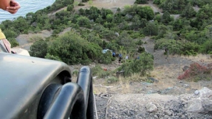 (ВИДЕО) В Норвегии сорвались в обрыв две тяжелые машины