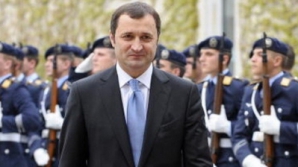 Премьер объявил "войну" непогоде