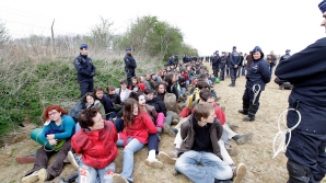 Задержаны 500 пацифистов, пытавшихся взять штурмом штаб-квартиру НАТО 