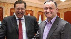 Додон: Идем на озеленение! Лупу: Лучше красьте яйца! Додон: С вашим антидискриминационным законом всю страну голубой сделаете