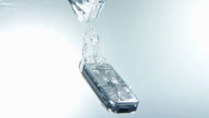 Создано полимерное покрытие, защищающее мобильные телефоны от влаги