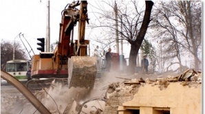 Дом по столичной улице Щусева, внесенный в регистр памятников, частично снесен