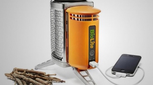 Изобретено зарядное устройство, работающее на дровах