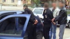 Трое полицейских оказались за решеткой по обвинению в злоупотреблении властью, пассивной коррупции и хранении наркотиков