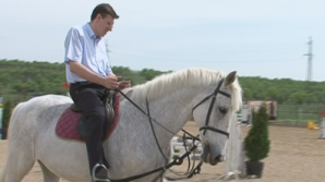 Дорин Киртоакэ на коне: Он ведь тоже живая душа, а кто-то на нем скачет