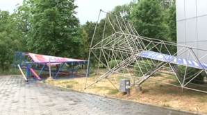 Вчерашний дождь и ветер повалили на землю деревья и рекламные щиты (ВИДЕО)