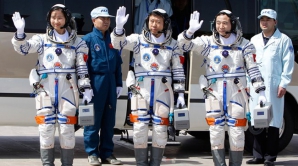 Китай отправил в космос первую тайконавтку