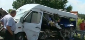 Микроавтобус с пассажирами попал в аварию в Данченах. Погибли шесть человек