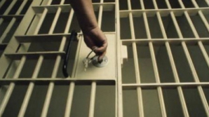 Пополнил ряды заключенных за то, что бросил стулом в сына