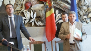 Насколько отличается популярность партий, от известности их лидеров