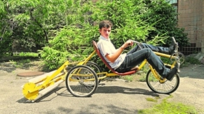 Украинцы изобрели веломобиль для уборки города