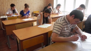 В трех экзаменационных центрах страны проходит пересдача экзаменов
