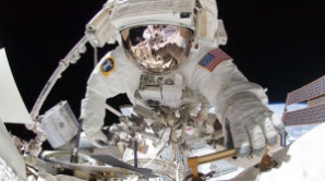 Космос пахнет металлом и жареной курицей