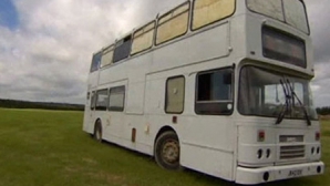 Молодожены из Англии поселились в автобусе (ВИДЕО)