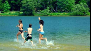 Спасатели предупреждают родителей об опасности купания детей без присмотра