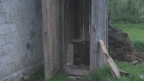 В Кэлэрашском районе несовершеннолетний задушил отца и бросил в отхожую яму