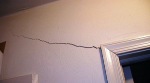 Стены большинства домов в селе Колибаш Кагульского района покрыты трещинами