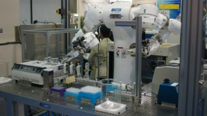 Создан робот-ученый для работы в лабораториях с опасными веществами (ВИДЕО)