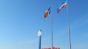 У въезда в Комрат установлены молдавский и гагаузский флаги