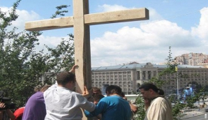 В Киеве восстановили крест, спиленный Femen