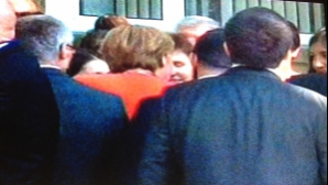 Ангела Меркель поприветствовала встречавших ее у Госрезиденции людей (ВИДЕО)