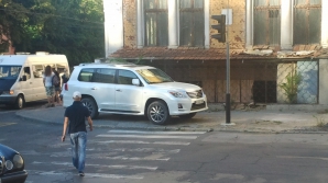 Наглый водитель припарковался на тротуаре, преградив зебру (ФОТО)