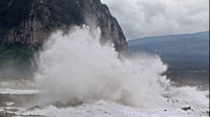 Тайфун "Болавен" привел к кораблекрушению